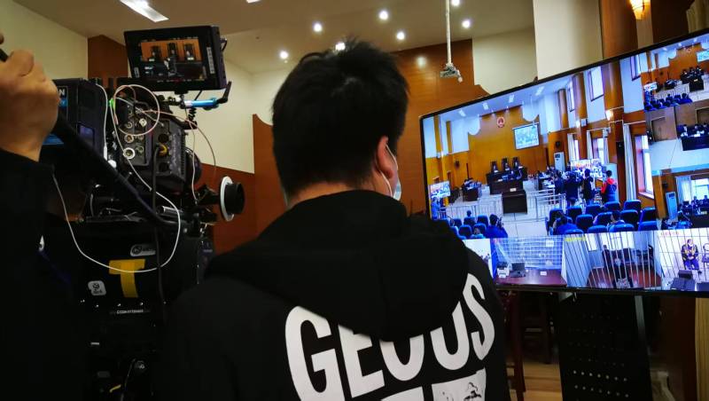 AI生成VS人工创意——苍山县广告片拍摄公司的技术浪漫主义实践